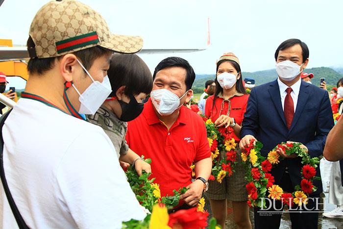 Tổng cục trưởng TCDL Nguyễn Trùng Khánh và Giám đốc điều hành Vietjet Air Đinh Việt Phương tặng hoa cho du khách 
